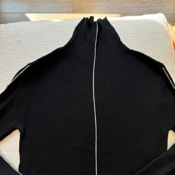 Sporty black soft knit turtleneck with white contrast piping stripe long sleeve - Picture 4 of 8